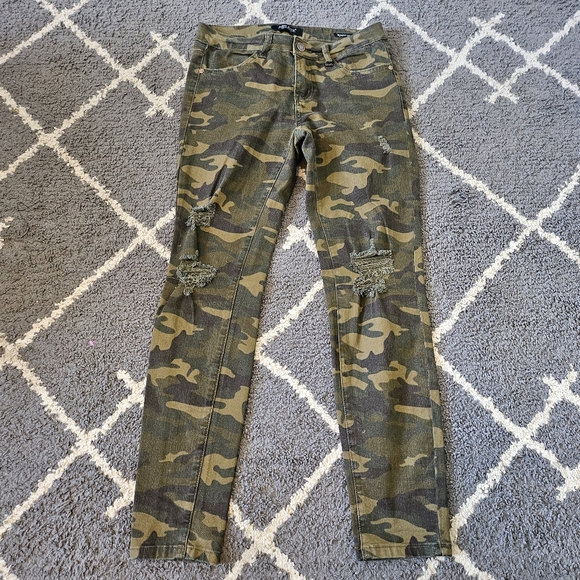 Judy Blue Skinny Fit Mid Rise Distressed Camo Jeans Size 27 - Picture 3 of 9